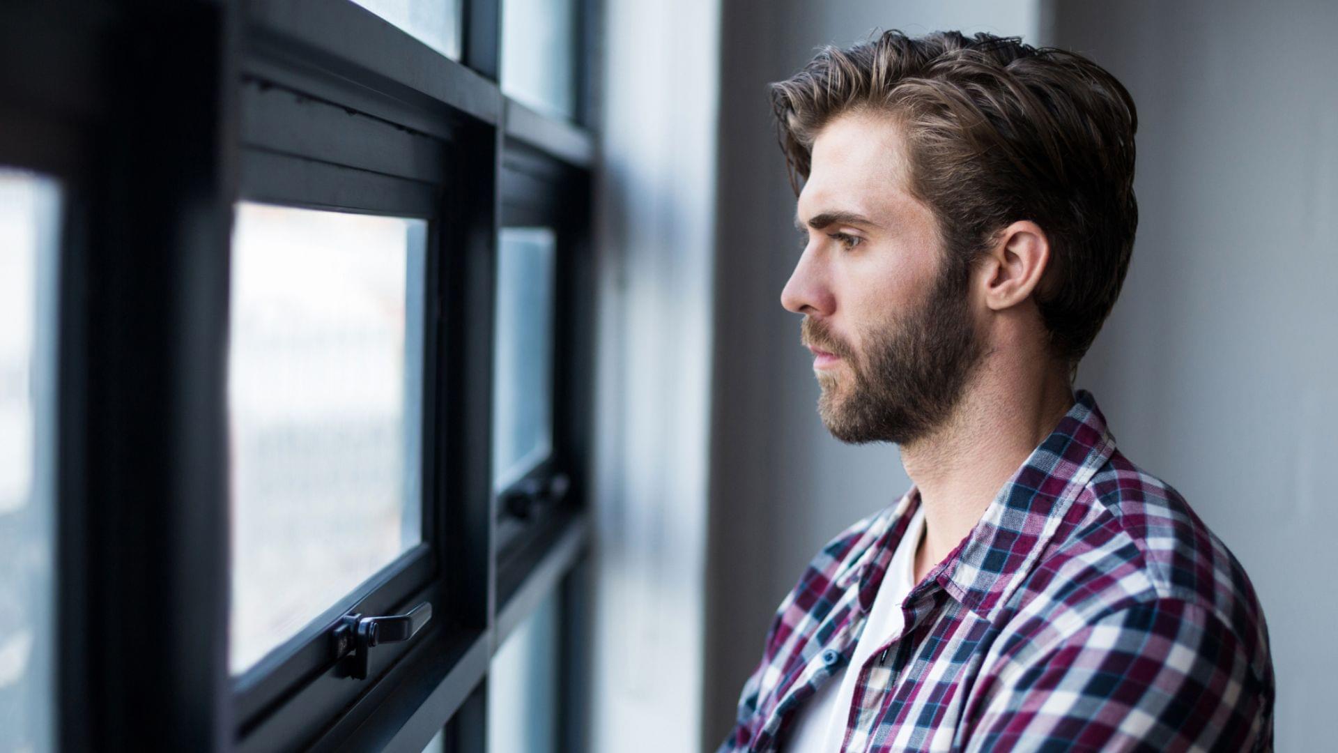 alvorlig-ung-mand-1920-x-1080-px